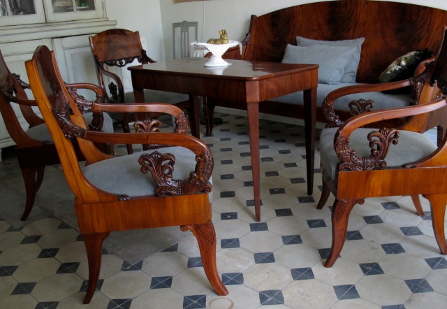 Kaivopuiston Antiikki – liikkeen sisätila